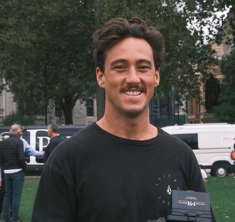 Brennan Galvin sonriendo durante producción en exterior.